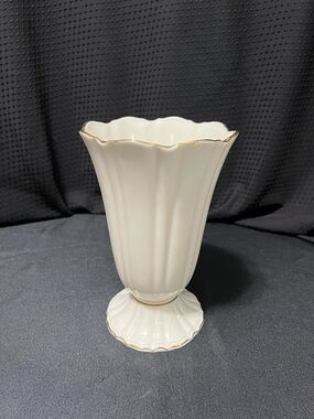 Lenox Vintage “Symphony “Scalloped”Vase with 24kt Gold Trim